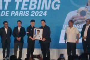 Menteri BUMN Erick Thohir Serahkan Bonus Peraih Medali Olimpiade Paris