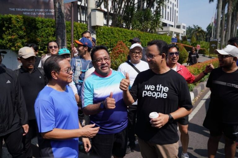 Momen Anies Bertemu Pramono-Rano usai Berolahraga di CFD Jakarta