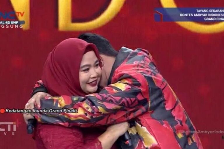 Momen Haru Orang Tua 3 Finalis Hadir di Panggung Kontes Ambyar Indonesia 2024