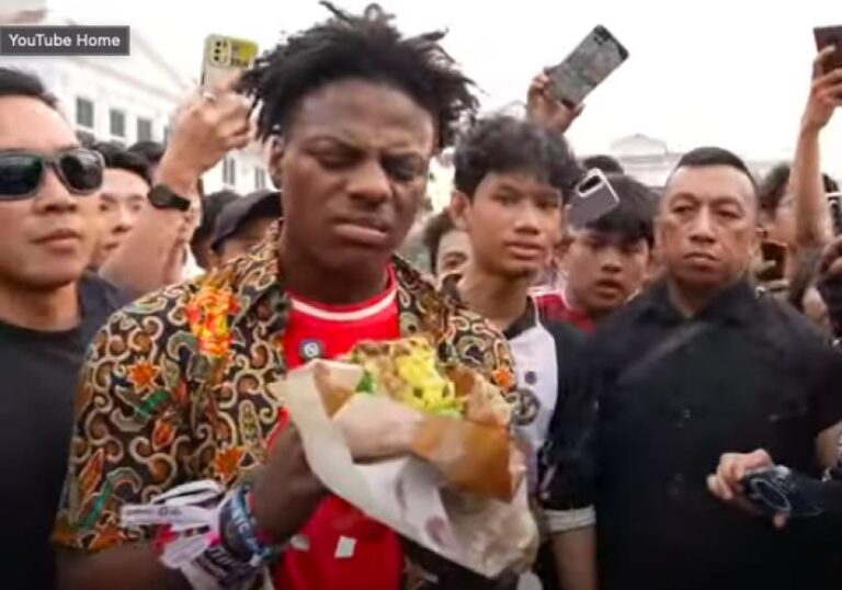 Momen Heboh YouTuber IShowSpeed di Kota Tua, Makan Nasi Padang Hingga Pakai Batik MU