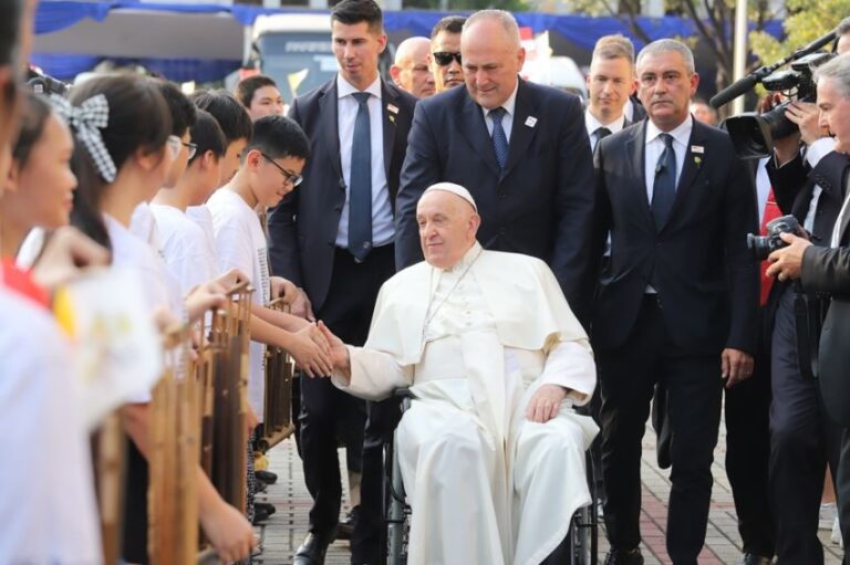 Momen Paus Fransiskus Berkati dan Berfoto Bareng Anak-anak di Gereja Katedral