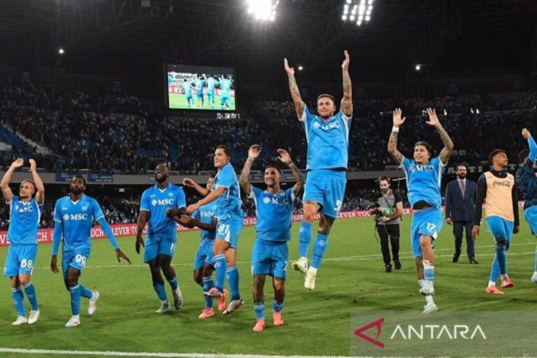 Napoli nyaman di puncak klasemen usai tekuk Como 3-1