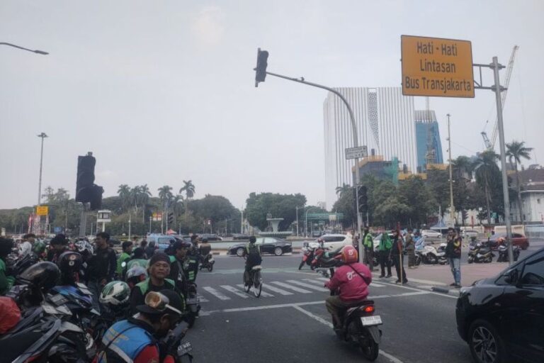 Ojol yang masih kerja diminta tak kenakan jaket perusahaan aplikator