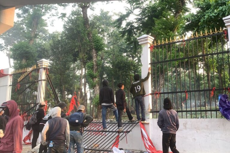 Pagar Depan DPR Dijebol, Massa Merangsek Masuk Sambil Nyalakan Petasan