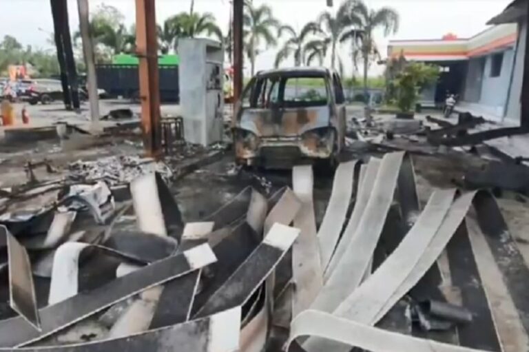 Pati Membara, SPBU dan Minibus Terbakar Akibatkan 1 Orang Tewas