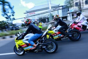 Pebalap Pertamina Enduro VR46 Racing Team Parade Bareng Komunitas Klub Motor Bali