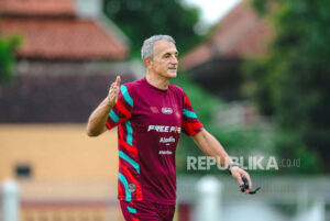 Pelatih Persis Waspadai Serangan Persija di Perebutan Peringkat Tiga Piala Presiden 2024