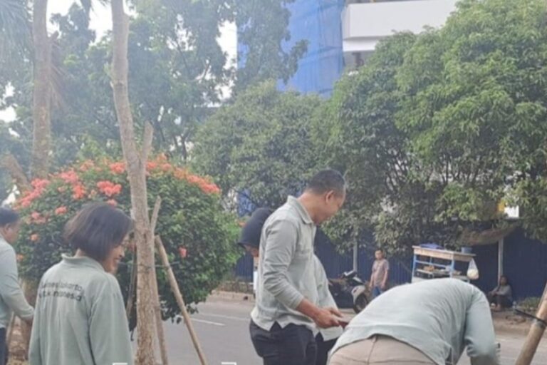 Pemkot Jakbar kembali tanam pohon di Kembangan