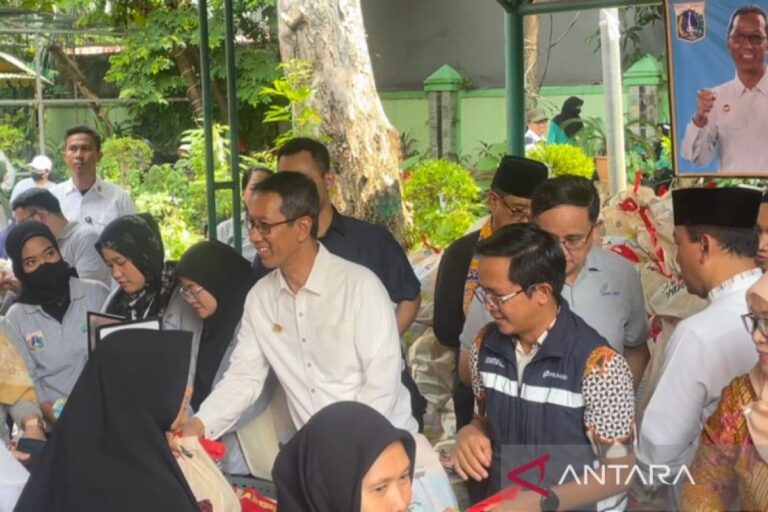 Pemprov DKI selenggarakan sembako murah di Grogol Petamburan