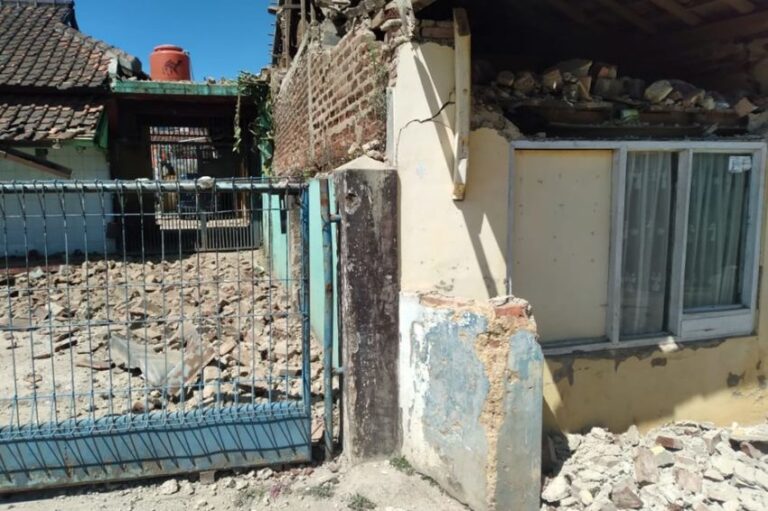 Penampakan Sekolah, Masjid, dan Rumah Warga Porak Poranda Dampak Gempa Kabupaten Bandung