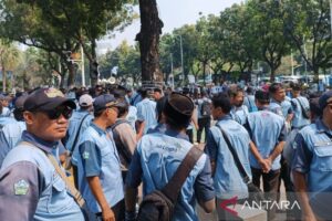 Pengemudi Mikrotrans gelar demonstrasi di depan Balai Kota Jakarta