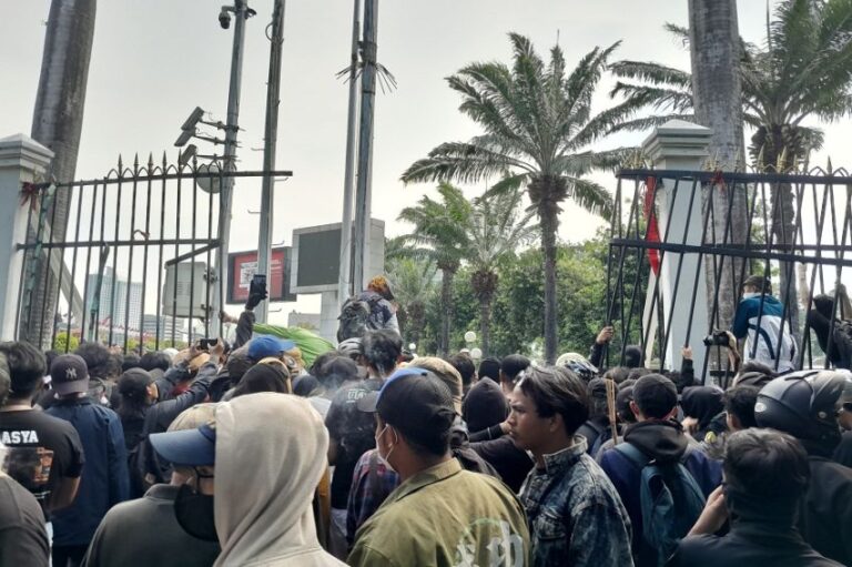 Pengunjuk Rasa Jebol Pagar Sisi Kanan Gedung DPR