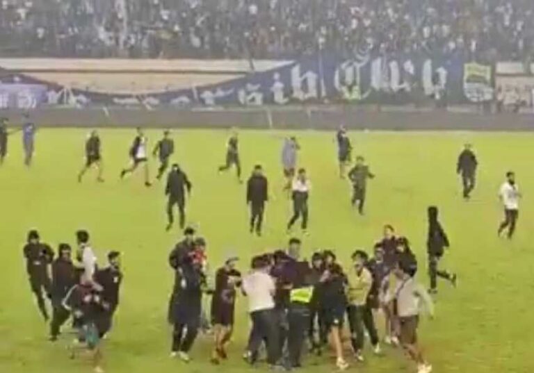 Penonton Rusuh setelah Laga Persib vs Persija, Steward Kena Amuk