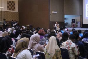 Pentingnya Kemampuan Berbicara di Depan Kelas, Esa Unggul Asah Skill Para Pengajar