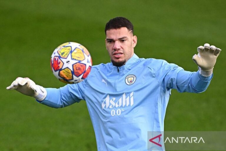 Pep pastikan Ederson Moraes akan menjadi kiper utama hadapi MU