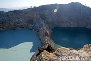 Pesona Danau Kelimutu yang Berubah Warna Sebelum Pak Harto Wafat