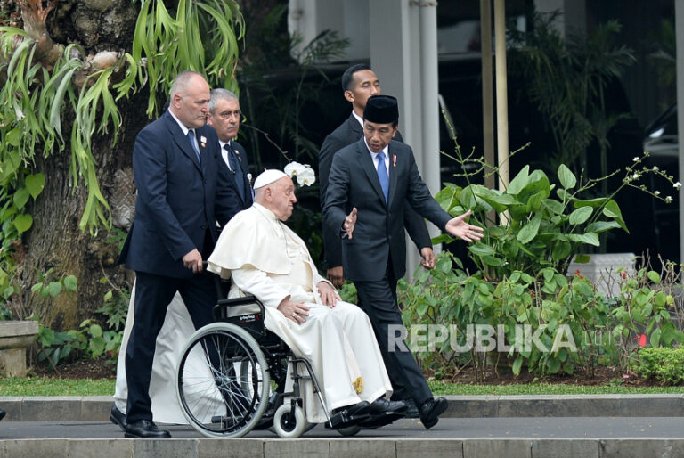 Potret Kesederhanaan Paus Fransiskus Selama Kunjungan di Indonesia