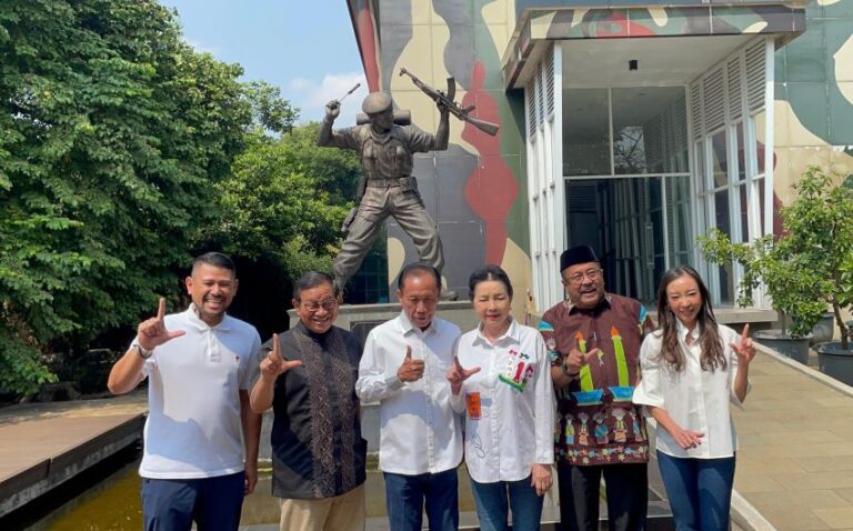 Pramono Anung, Rano Karno, dan Sutiyoso Kompak Pamerkan Salam Sajete