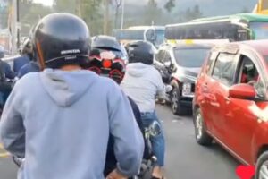 Puncak Masih Macet Parah, Wisatawan Tertahan 3,5 Jam di Simpang Gadog