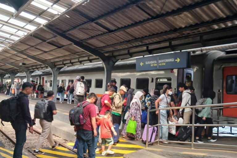 Ribuan penumpang padati stasiun di Daop Jember saat libur Maulid Nabi