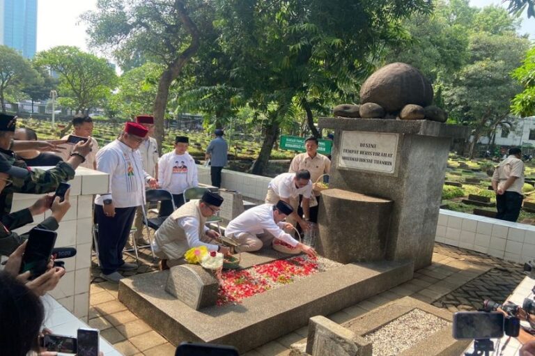 Ridwan Kamil-Suswono Ziarah ke Makam MH Thamrin di Karet Bivak