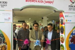 Rumah BUMN sambut kontingen PON di bandara dengan produk khas Aceh