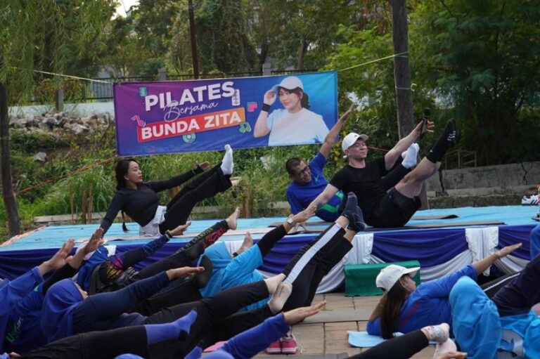 Seakan Tak Kapok, Zita Anjani Malah Ajarkan Ibu-ibu Pilates