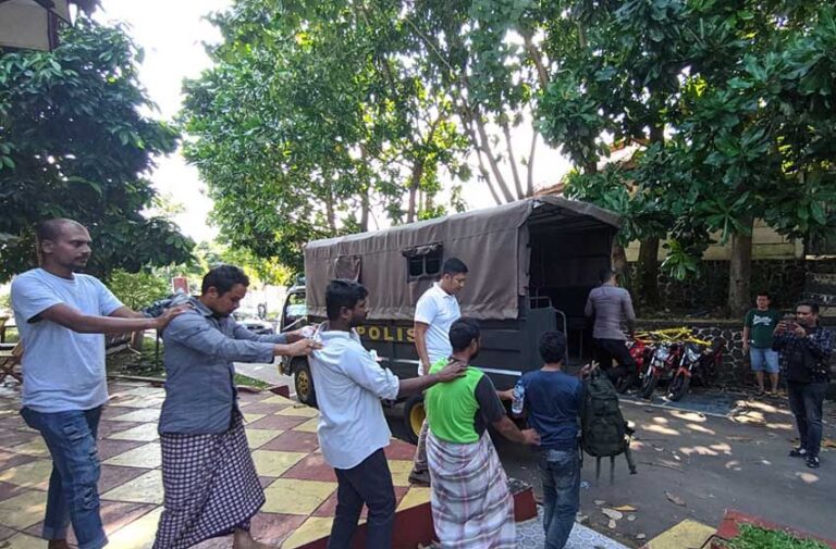 Sempat Tes Urine, 28 WNA dan 2 Tekong di Bawa Imigrasi Ke Lapas Warungkiara