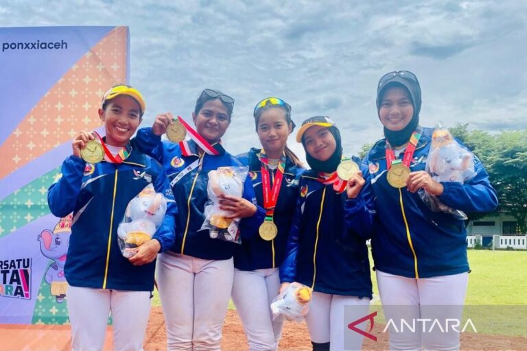 Sofbol putri sumbang emas pertama Sultra usai kalahkan Papua