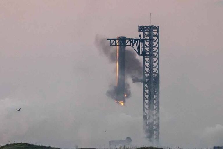 SpaceX Berhasil Kembalikan Roket Super Heavy ke Bumi