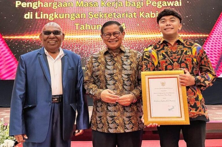 Stafsus Presiden Billy Mambrasar Terima Penghargaan Satyalencana Wira Karya