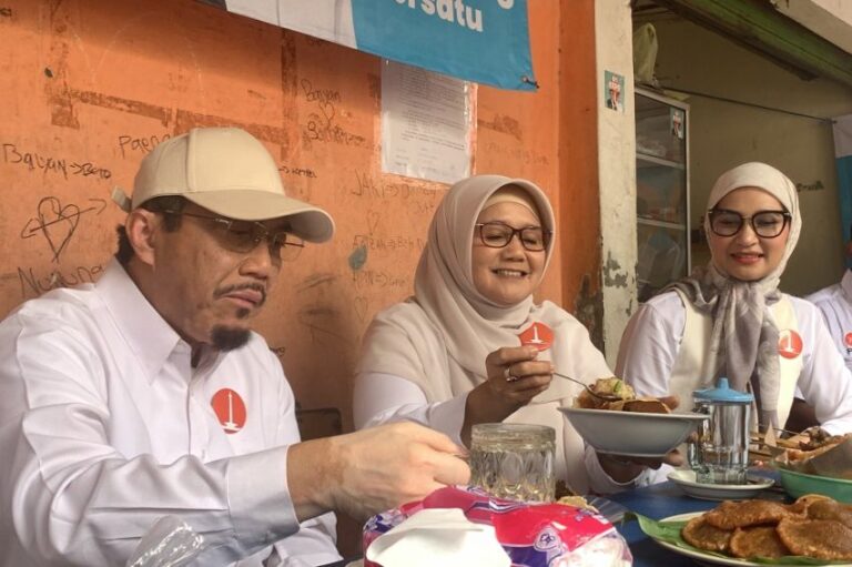 Suswono Blusukan Bareng Istri ke Tanah Abang, Diajak Sarapan Nasi Uduk Betawi