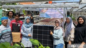 Tim PKM UMJ Beri Bantuan Panel Surya ke Petani Hidroponik di Pesanggrahan