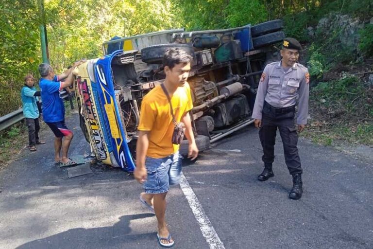 Truk Muatan Pakan Ternak Terguling di Tanjakan Kaliurang Bantul, Bawa Penumpang Anak dan Ibu