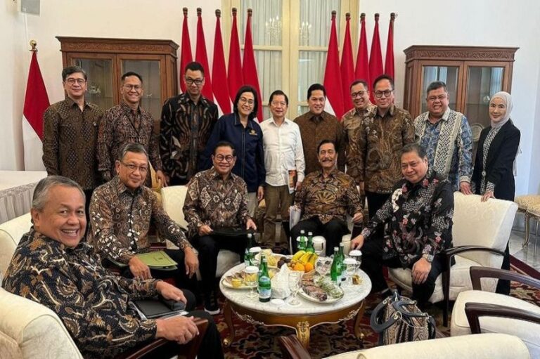 Unggah Foto Bareng Sejumlah Menteri, Pramono Sebut Jokowi Gelar Rapat Bahas Hal Serius