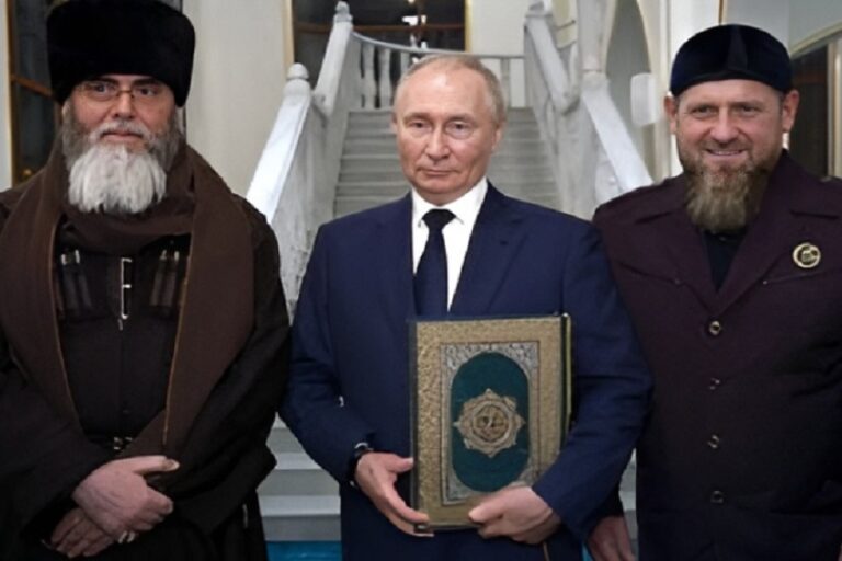 Viral, Vladimir Putin Cium Al-Qur’an Berlapis Emas saat Kunjungi Masjid Nabi Isa